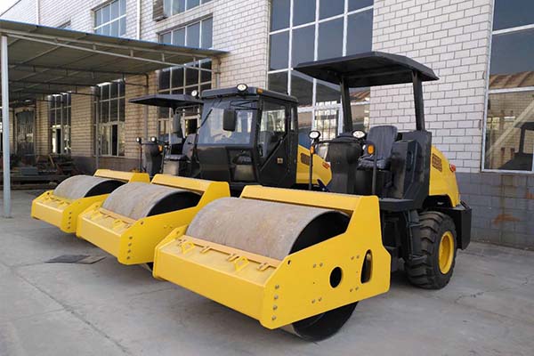 <a href='http://m.erzp.cn' target='_blank'>壓路機</a>